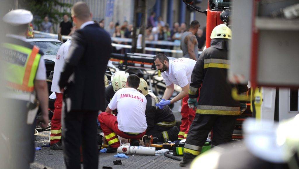 Budapest, 2017. május 15.
Mentõk ápolják a fõvárosi Dózsa György út és Kassák Lajos utca keresztezõdésében, egy buszmegállónál történt közúti baleset egyik sérültjét 2017. május 15-én. Két karambolozó autó egyike a buszmegállóba csapódott, egy ember meghalt, kettõ súlyos, életveszélyes sérüléseket szenvedett. A balesetben összesen hatan sérültek meg, az egyik roncsból két embert kellett kivágniuk a tûzoltóknak.
MTI Fotó: Mihádák Zoltán