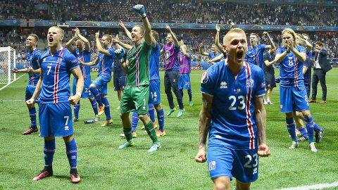 Nizza, 2016. június 27.Az izlandi csapat ünnepli győzelmét a franciaországi labdarúgó Európa-bajnokság nyolcaddöntőjében játszott Anglia - Izland mérkőzés végén a nizzai Allianz Riviera Stadionban 2016. június 27-én. Izland 2-1-re nyert.MTI Fotó: Illyés Tibor