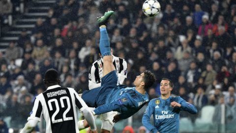 Real Madrid's Portuguese forward Cristiano Ronaldo (C) scores during the UEFA Champions League quarter-final first leg football match between Juventus and Real Madrid at the Allianz Stadium in Turin on April 3, 2018. / AFP PHOTO / Alberto PIZZOLI