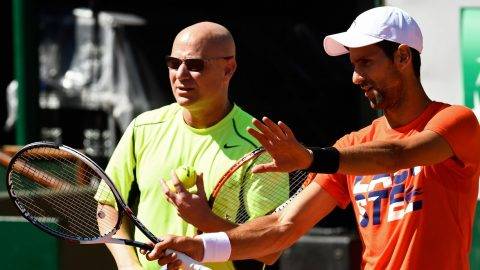 Serbia's player Novak Djokovic (R) and his coach Andre Agassi of the US attend a training session ahead of the Roland Garros 2017 French Tennis Open on May 26, 2017 in Paris.  / AFP PHOTO / CHRISTOPHE SIMON