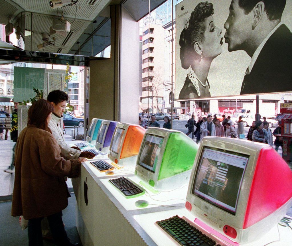 A couple checks their love fortune with a display of the new iMac computers at a showroom in Tokyo 13 February as part of a St. Valentine's Day event.  Apple Japan offered the newly enhanced iMacs in five colors at 158,000 yen (1,400. USD).  AFP PHOTO/Kazuhiro NOGI / AFP PHOTO / KAZUHIRO NOGI