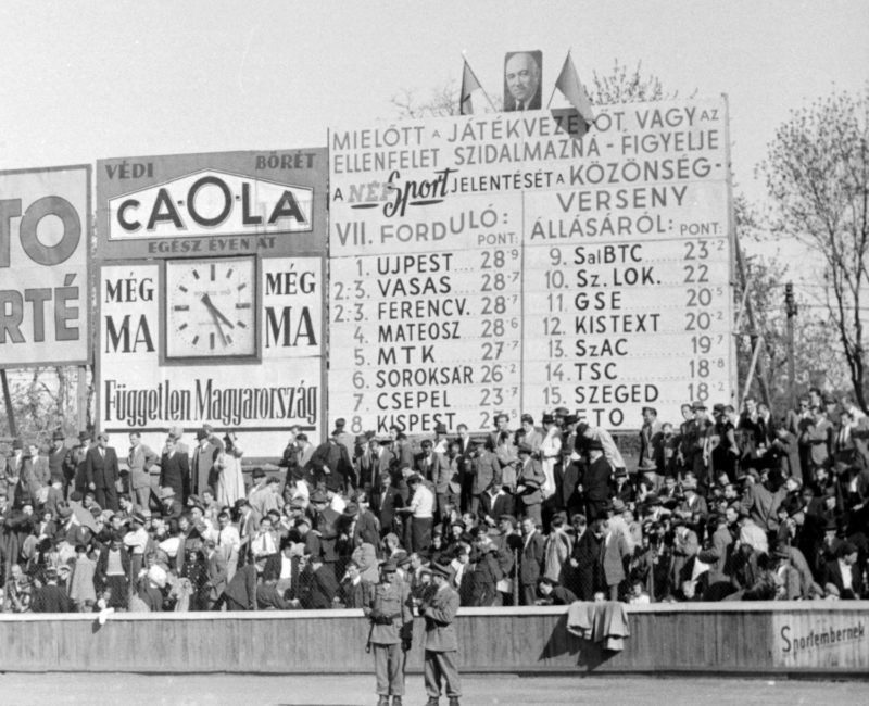 Üllői út, FTC pálya, közönségverseny táblája a Springer szobor felőli kapu mögött.1949Fotó: Kovács Márton Ernő / Fortepan