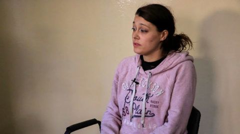 An image released by the media office of the Kurdish Syrian forces People's Protection Units (YPG) on January 8, 2018 shows Emilie Konig, a 33-year-old Muslim convert Frenchwoman suspected of recruiting fighters for the Islamic State group, speaking at an undisclosed location in Syria.
Konig, who features on UN and US blacklists of dangerous militants, was arrested in December 2017 and is being held in a Kurdish camp with her three young children along with several other French women. / AFP PHOTO / YPG Press Office / Handout / XGTY / == RESTRICTED TO EDITORIAL USE - MANDATORY CREDIT "AFP PHOTO / HO / YPG" - NO MARKETING NO ADVERTISING CAMPAIGNS - DISTRIBUTED AS A SERVICE TO CLIENTS ==