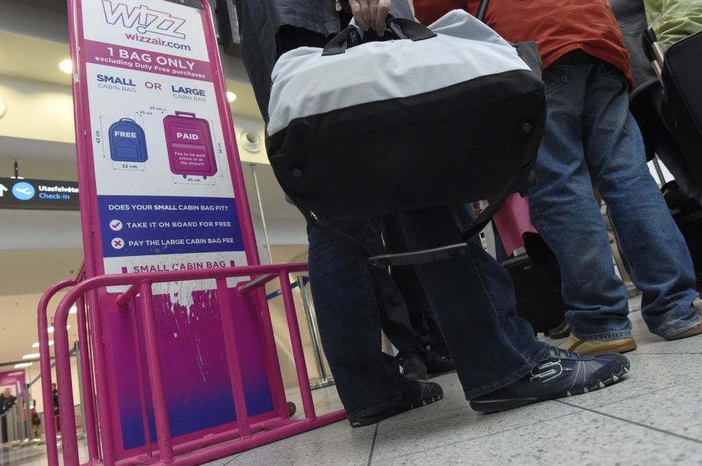 Budapest, 2017. október 5.
Utasok a Wizz Air légitársaság check-in pultjánál a Budapest Liszt Ferenc Nemzetközi Repülõtéren 2017. október 5-én. Október végétõl változnak egyes diszkont légitársaságok kézipoggyászra vonatkozó szabályai, a Wizz Air ingyenesen enged fel egy, a korábbinál nagyobb kézipoggyászt a fedélzetre, a Ryanair fejenként kettõ helyett egy, kisméretû kézitáskát engedélyez az utastérben.
MTI Fotó: Kovács Tamás