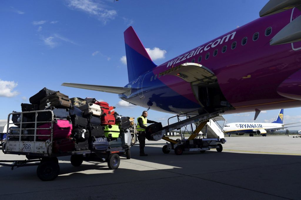 Budapest, 2017. október 5.
A Wizz Air légitársaság stockholmi járatára rakodják a csomagokat a Budapest Liszt Ferenc Nemzetközi Repülõtéren 2017. október 4-én. Október végétõl változnak egyes diszkont légitársaságok kézipoggyászra vonatkozó szabályai, a Wizz Air ingyenesen enged fel egy, a korábbinál nagyobb kézipoggyászt a fedélzetre, a Ryanair fejenként kettõ helyett egy, kisméretû kézitáskát engedélyez az utastérben.
MTI Fotó: Kovács Tamás