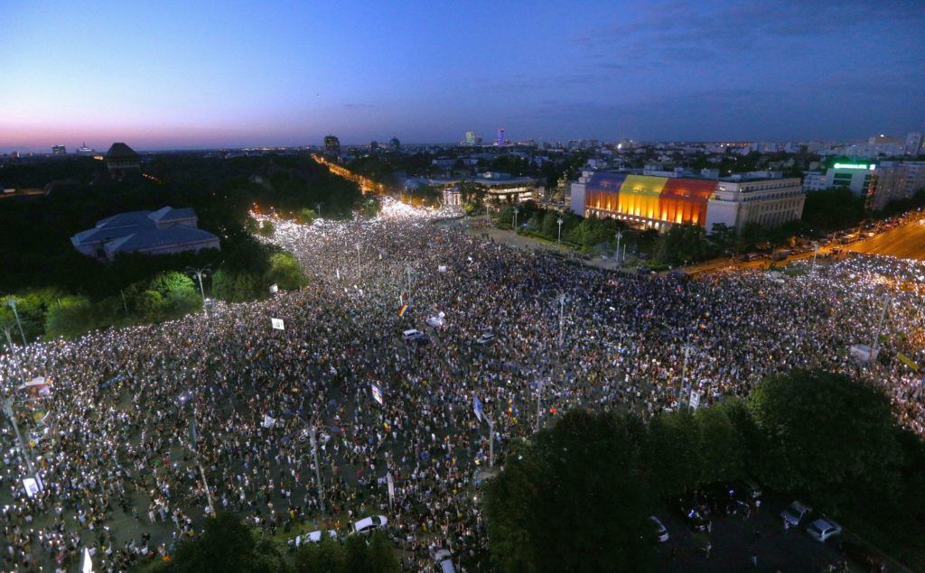 Bukarest, 2018. augusztus 11.
Tüntetõk népesítik be a román kormány épülete elõtti Victoria teret, Bukarestben, a nyári szabadságuk idején külföldrõl hazatért vendégmunkások, a román diaszpóra tagjainak kormányellenes tüntetésén 2018. augusztus 10-én. (MTI/EPA/Vlad Chirea)