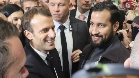 French president Emmanuel Macron (C,L) flanked by Elysee senior security officer Alexandre Benalla (C,R)  visits the 55th International Agriculture Fair (Salon de l'Agriculture) at the Porte de Versailles exhibition center in Paris, on February 24, 2018. / AFP PHOTO / POOL / Ludovic MARIN