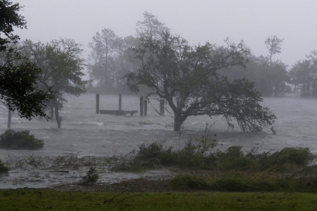 Swansboro, 2018. szeptember 14.
Vihar tombol a Florence hurrikán érkezésekor az észak-karolinai Swansboróban 2018. szeptember 14-én, Az amerikai elnök szükségállapotot hirdetett ki Észak- és Dél-Karolina államokra a trópusi vihar miatt. (MTI/AP/Tom Copeland)