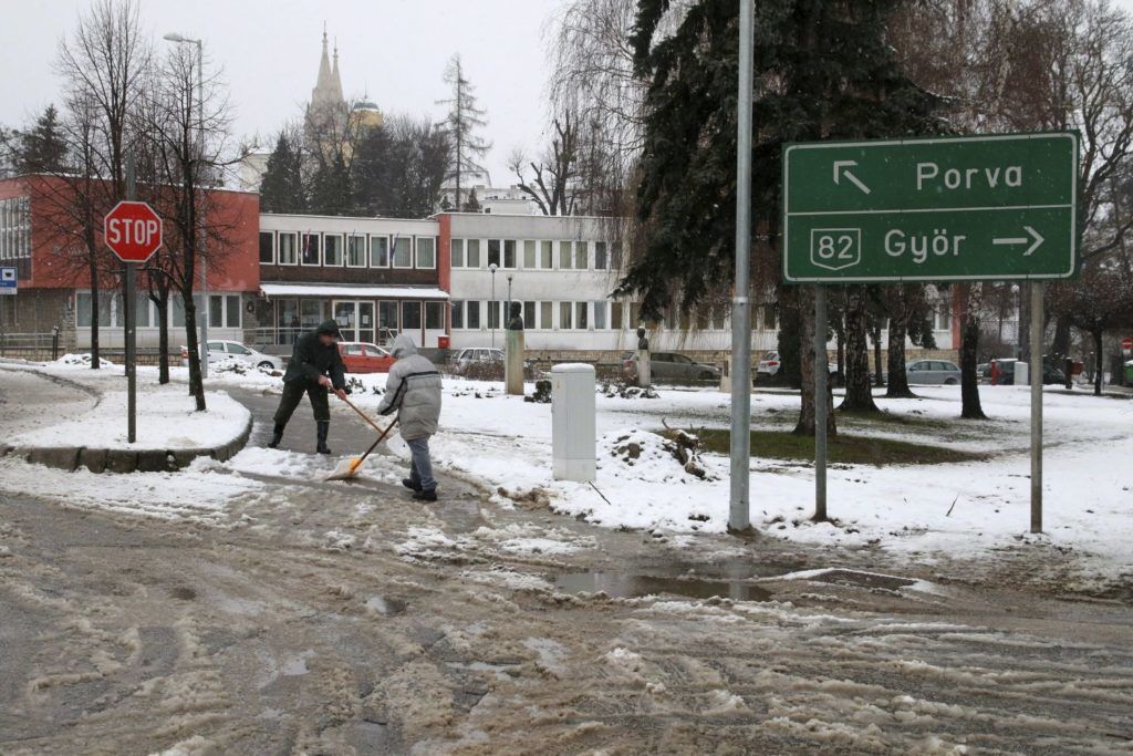 Zirc, 2016. február 10.
A havat lapátolják Zircen 2016. február 10-én. A Bakony magasabban fekvõ részein reggel óta intenzíven havazik, illetve havas esõ esik.
MTI Fotó: Nagy Lajos