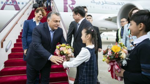 Sanghaj, 2018. november 4.
A Hszinhua kínai ügynökség által közreadott képen Orban Viktor miniszterelnök (b) és felesége, Lévai Anikó a sanghaji repülõtérre érkezik 2018. november 4-én. Orbán Viktor a november 5-én Sanghajban megnyíló elsõ Kínai Nemzetközi Import Expo (CIIE) eseményein vesz részt.
MTI/Hszinhua