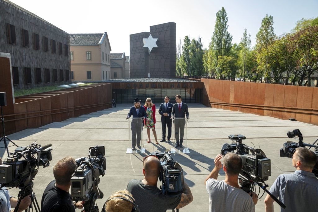 Budapest, 2018. szeptember 7.
Köves Slomó, az Egységes Magyarországi Izraelita Hitközség (EMIH) vezetõ rabbija, Schmidt Mária történész, a Terror Háza Múzeum és a XX. Század Intézet fõigazgatója, Fürjes Balázs, Budapest és a fõvárosi agglomeráció fejlesztéséért felelõs államtitkár és Gulyás Gergely, a Miniszterelnökséget vezetõ miniszter (b-j) a Sorsok Házáról tartott sajtótájékoztatón 2018. szeptember 7-én. A józsefvárosi pályaudvaron kialakított holokauszt emlékközpont jövõre megnyílik, tulajdonosa a zsidó közösség lesz - jelentették be a sajtótájékoztatón.
MTI Fotó: Mohai Balázs