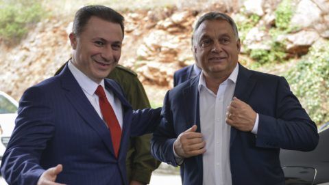 Ohrid, 2017. szeptember 28.
Orbán Viktor miniszterelnököt (j) fogadja Nikola Gruevszki korábbi kormányfõ, a kormányzó jobboldali Belsõ Macedón Forradalmi Szervezet - Macedón Nemzeti Egység Demokratikus Pártja (VMRO-DPMNE) vezetõje Ohridban 2017. szeptember 28-án. (MTI/EPA/Aleksandar Kovacevski)