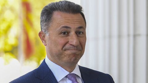 Szkopje, 2018. október 5.
Nikola Gruevszki volt  macedón miniszterelnök a macedón fellebbviteli bíróságra érkezik Szkopjéban 2018. október 5-én. A bíróság megerõsítette a Gruevszki ellen hivatali visszaélés miatt kiszabott kétéves börtönbüntetést. A politikust májusban ítélte el egy szkopjei bíróság amiatt, hogy miniszterelnökként befolyást gyakorolt egy páncélozott Mercedes beszerzésére kiírt pályázat kimenetelére, és a gyõztesnek kihirdetett autókereskedõ utólag jutalékot fizetett neki, illetve õ maga személyes használatra is igénybe vette a luxusautót. (MTI/EPA/Georgi Licovszki)