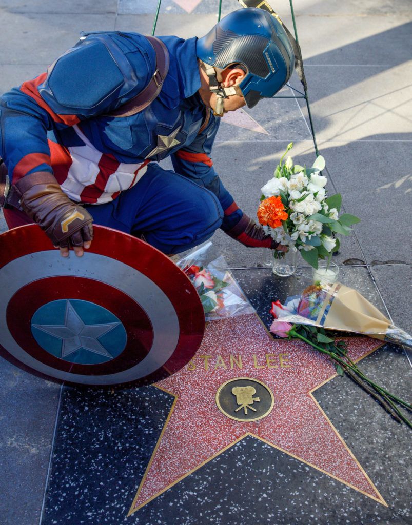 Los Angeles, 2018. november 13.Stan Lee amerikai író-szerkesztő, a Marvel Comics képregénykiadó nyugalmazott elnöke csillagánál hagy virágot a kiadó egyik képregényhősét, Amerikai kapitányt megjelenítő jelmezes férfi a Hollywoodi hírességek sétányán, Los Angelesben 2018. november 12-én, miután Lee 95 éves korában elhunyt.MTI/EPA/Eugene Garcia