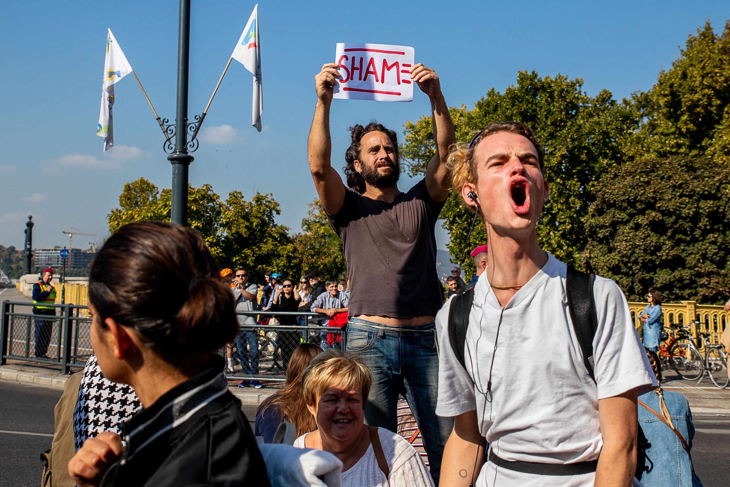 Tüntetők a Jászai Mari téren várnak Recep Tayyip Erdoğan konvojára, az elnök budapesti látogatásán Fotó: Csanádi Márton / 24.hu
