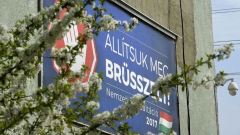 Budapest, 2017. április 4.A magyar kormány Állítsuk meg Brüsszelt! című nemzeti konzultációját hirdető óriásplakát egy angyalföldi panelház falán, a Fiastyúk utcában 2017. április 4-én.MTI Fotó: Bruzák Noémi