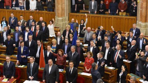 Budapest, 2018. december 12.Ellenzéki képviselők tiltakoznak a munka törvénykönyvének módosításáról tartott szavazás közben az Országgyűlés plenáris ülésén 2018. december 12-én. Az előterjesztést 130 igen szavazattal, 52 nem ellenében, 1 tartózkodás mellett elfogadta az Országgyűlés.MTI/Soós Lajos