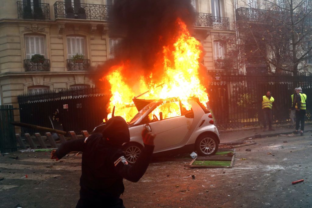 Párizs, 2018. december 1.
A dráguló üzemanyagárak ellen tiltakozó sárga láthatósági mellényt viselõ tüntetõk által felgyújtott autó ég Párizsban 2018. december 1-jén. A sárgamellényeseknek ez a harmadik nagy tüntetése, november 17. óta tartanak demonstrációkat különbözõ helyszíneken az ország útjain.
MTI/AP/Thibault Camus