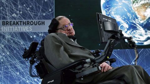 New York, 2016. április 12.Stephen Hawking brit elméleti fizikus, csillagász a Jurij Milner orosz milliárdossal közös tudományos kezdeményezésüket, a Breakthrough Starshot-ot népszerűsítő sajtótájékoztatón a New York-i One World Trade Centerben 2016. április 12-én. Milner 100 millió dollárt ajánlott fel arra, hogy civilizált életformát leljenek fel az univerzumban, a fizikusnak tanult orosz milliárdos a feladathoz maga választott ki tudósokat, az egyikük Hawking. (MTI/EPA/Jason Szenes)