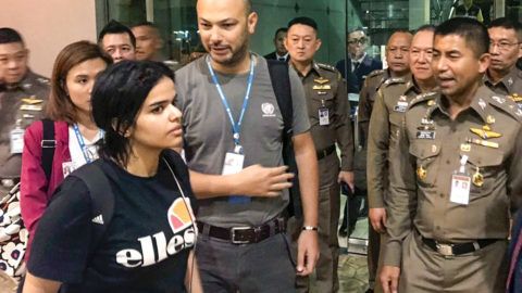 Bangkok, 2019. január 8.A thaiföldi bevándorlási hivatal által közreadott kép a Thaiföldre menekült szaúdi Rahaf Mohammed al-Kununról (b) a bangkoki nemzetközi repülőtéren 2019. január 7-én. A 18 éves Rahaf Mohammed al-Kunun két nappal korábban családja elől menekülve elbarikádozta magát a repülőtér egyik szállodájában. A családja bosszújától rettegő fiatal nő egy kuvaiti családi vakációról menekült a délkelet-ázsiai országba, és azt tervezte, Ausztráliába megy tovább, hogy ott menedékkérelmet nyújtson be. Elmondása szerint családja fizikailag, érzelmileg és verbálisan is bántalmazza őt, elnyomásban él, nem utazhat, nem vezethet autót. Jobbról Szuracsate Hakparn, a thaiföldi bevándorlási hivatal vezetője.MTI/AP