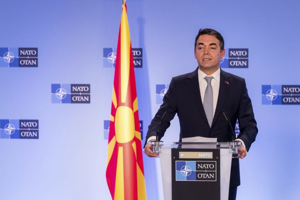 Brüsszel, 2019. február 6.
Nikola Dimitrov macedón külügyminiszter beszél a Jens Stoltenberg NATO-fõtitkárral tartott sajtótájékoztatón, miután Észak-Macedónia aláírta a NATO-csatlakozásról szóló jegyzõkönyvet a katonai szövetség tagállamainak brüsszeli ülésén 2019. február 6-án. Az aktus lehetõvé teszi, hogy a balkáni ország az Észak-atlanti Szerzõdés Szervezetének 30. tagjává váljon.
MTI/AP/Geert Vanden Wijngaert
