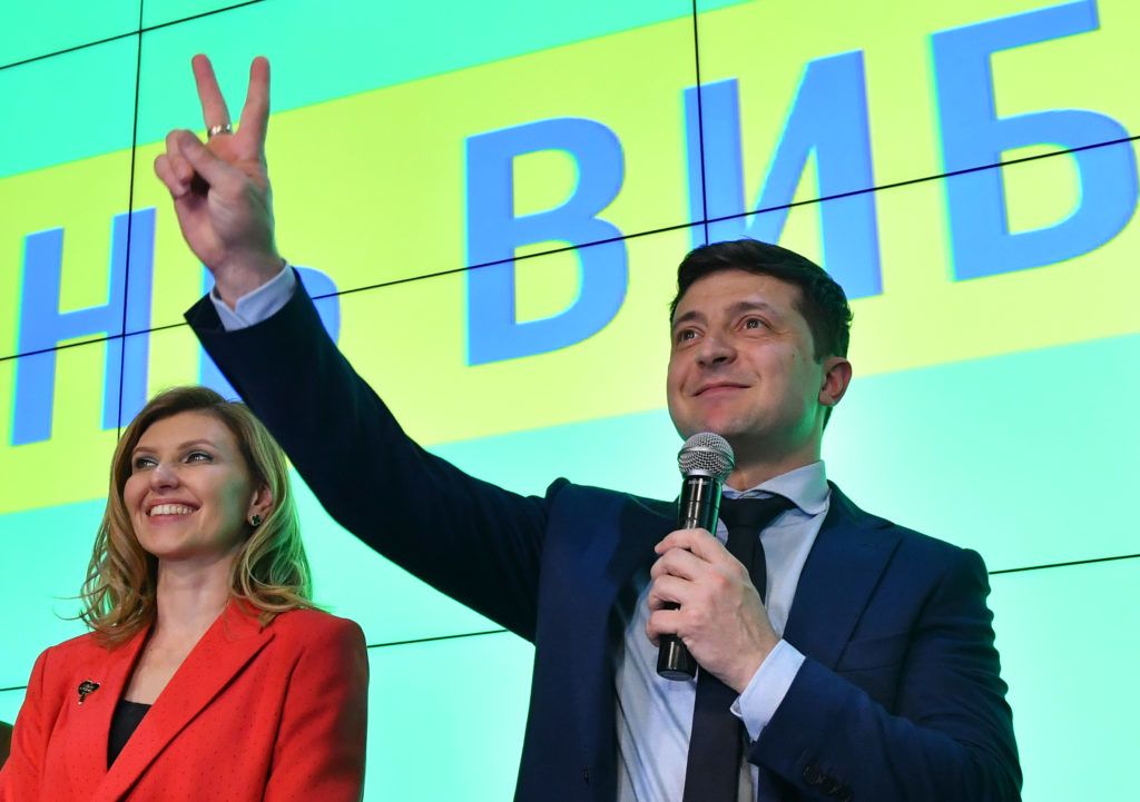 Ukrainian comic actor showman and presidential frontrunner Volodymyr Zelensky (C) delivers a speech after the first exit poll results at his campaign headquarters in Kiev on March 31, 2019. - Comedian and political novice Volodymyr Zelensky topped the first round of Ukraine's presidential election on Sunday, exit polls showed, leading incumbent Petro Poroshenko into a run-off. (Photo by Genya SAVILOV / AFP)