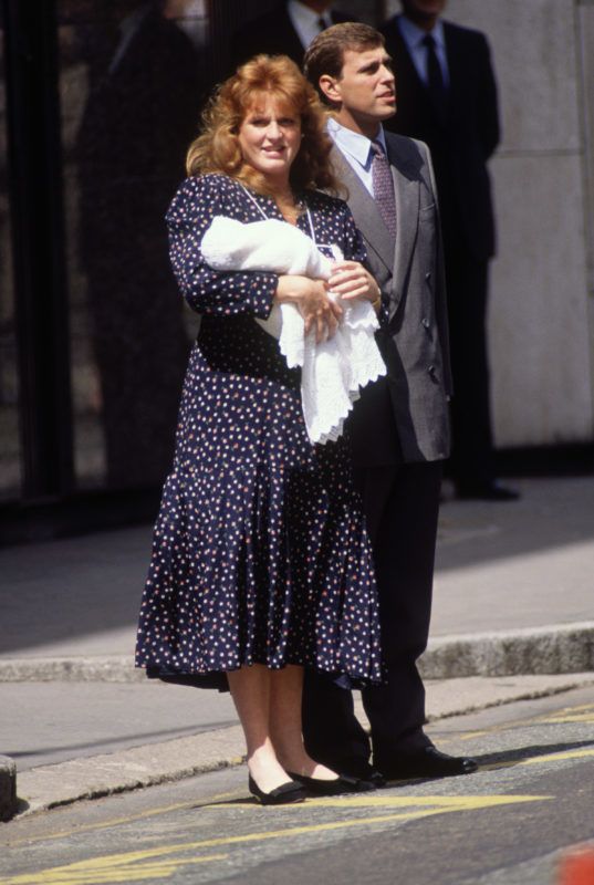 LONDON - AUGUST 12:   Prince Andrew and Sarah, Duchess of York leaving the Portland Hospital in London holding their new born daughter, Princess Beatrice on August 12, 1988 (Photo by David Levenson/Getty Images)