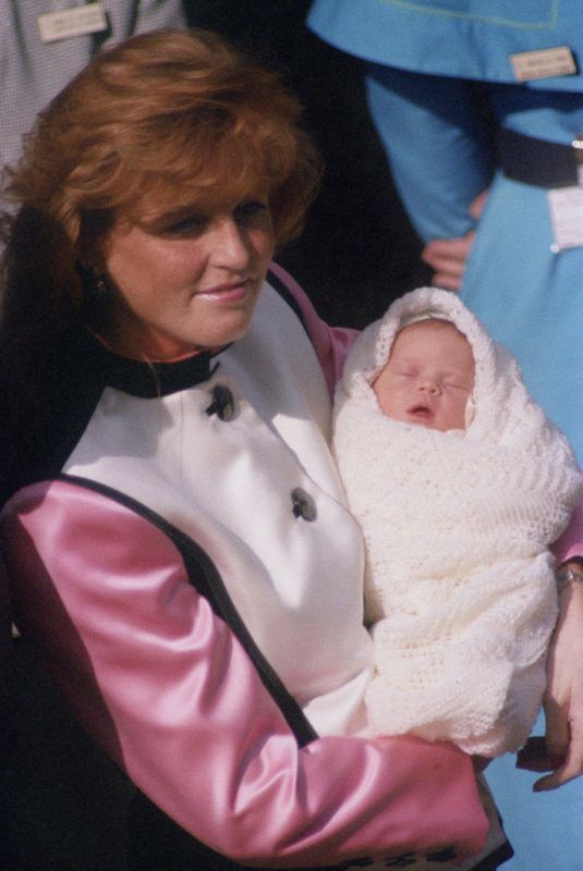 Sarah, Duchess of York leaves the Portland Hospital in London with her new daughter, Princess Eugenie, 30th March 1990. (Photo by Colin Davey/Getty Images)