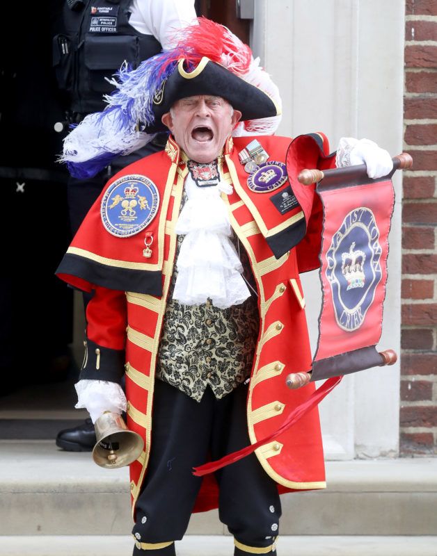 LONDON, ENGLAND - APRIL 23:  A town crier announces the birth of Catherine, Duchess of Cambridge and Prince William, Duke of Cambridge's son outside the Lindo Wing at St Mary's Hospital on April 23, 2018 in London, England.  The Duchess safely delivered a boy at 11:01 am, weighing 8lbs 7oz, who will be fifth in line to the throne.  (Photo by Chris Jackson/Getty Images)