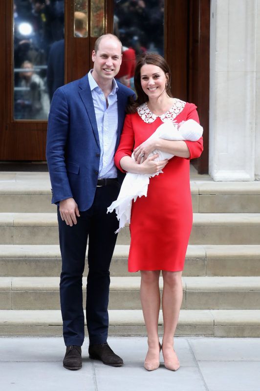 LONDON, ENGLAND - APRIL 23:  Prince William, Duke of Cambridge and Catherine, Duchess of Cambridge depart the Lindo Wing with their new born son Prince Louis of Cambridge at St Mary's Hospital on April 23, 2018 in London, England. The Duchess safely delivered a boy at 11:01 am, weighing 8lbs 7oz, who will be fifth in line to the throne.  (Photo by Chris Jackson/Getty Images)