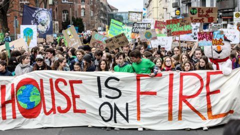 Berlin, 2019. március 29.
A globális felmelegedés ellen hathatósabb intézkedéseket követelõ berlini tüntetés résztvevõi 2019. március 29-én.
MTI/EPA/Felipe Trueba