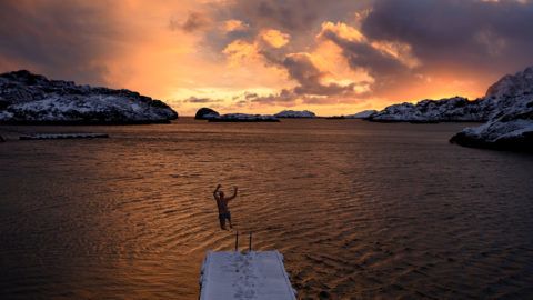 A man jumps in the cold water (3C), on February 19, 2019, in Kabelvag, in Lofoten island, Northern norway. (Photo by Olivier MORIN / AFP)