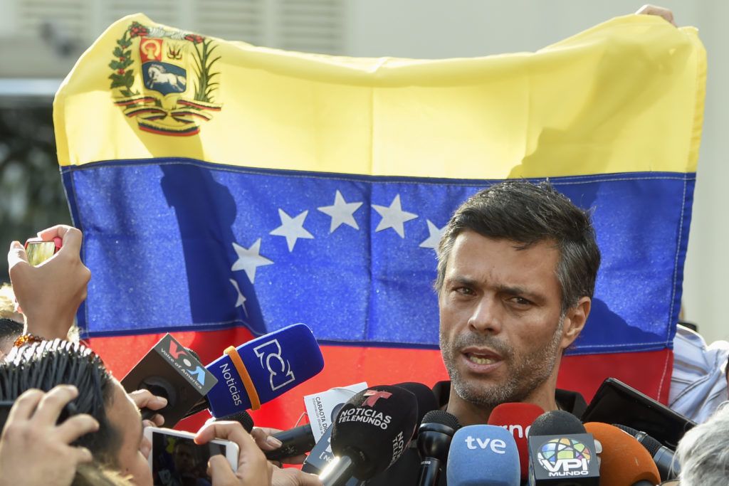 Venezuelan high-profile opposition politician Leopoldo Lopez speaks outside the Spanish embassy in Caracas, on May 2, 2019, where he sought refuge since claiming to have been freed from house arrest two days ago by rebel military personnel. - Venezuela's top court on Thursday ordered the arrest of opposition figure Leopoldo Lopez. (Photo by Juan BARRETO / AFP)