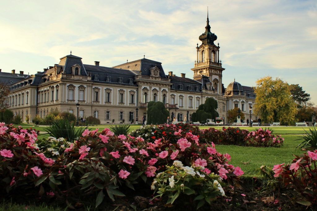 Keszthely, 2017. október 14. 
A gróf Festetics-család hajdani kastélya, a Helikon Kastélymúzeum épülete a megújult kastélypark részletével.
MTVA/Bizományosi: Farkas Melinda 
***************************
Kedves Felhasználó!
Ez a fotó nem a Duna Médiaszolgáltató Zrt./MTI által készített és kiadott fényképfelvétel, így harmadik személy által támasztott bárminemû – különösen szerzõi jogi, szomszédos jogi és személyiségi jogi – igényért a fotó készítõje közvetlenül maga áll helyt, az MTVA felelõssége e körben kizárt.