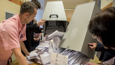 Pécs, 2019. május 26.
A szavazatszámláló bizottság tagjai kiürítik az urnát, mielõtt megkezdik a szavazatok számlálását a szavazóhelyiség bezárása után a pécsi, Kossuth téri polgármesteri hivatalban kialakított szavazóhelyiségben, az EP-választás napján, 2019. május 26-án.
MTI/Sóki Tamás