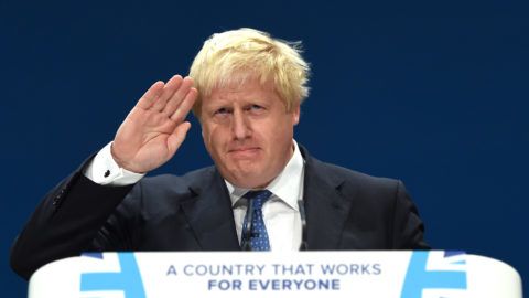 London, 2018. július 9.2016. október 2-án, a Konzervatív Párt éves kongresszusán, Birminghamben készült kép Boris Johnson brit külügyminiszterről. Johnson 2018. július 9-én lemondott posztjáról néhány órával azután, hogy a brit EU-tagság megszűnésének folyamatát irányító minisztérium (DExEU) volt vezetője, David Davis is bejelentette távozását. Theresa May miniszterelnök mindkettőjük lemondását elfogadta. (MTI/EPA/Facundo Arrizabalaga)