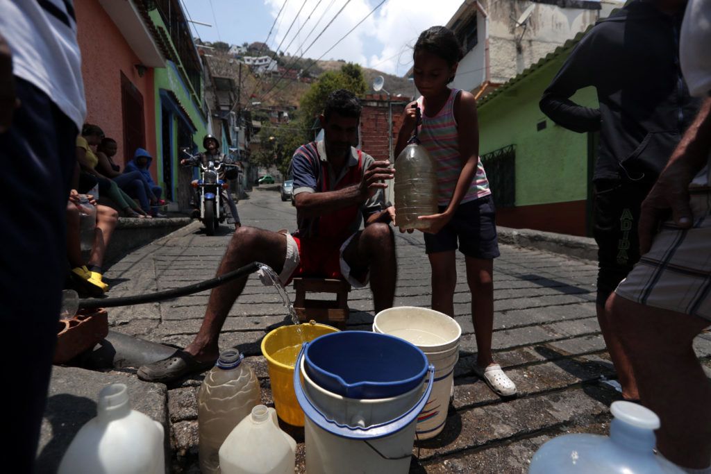 Caracas, 2019. március 27.
Fali kútból vesznek vizet fõvárosiak egy újabb áramkimaradás okozta lakossági vezetékesvíz-szolgáltatás szünetelése miatt Caracasban 2019. március 27-én.
MTI/EPA/EFE/Rayner Pena