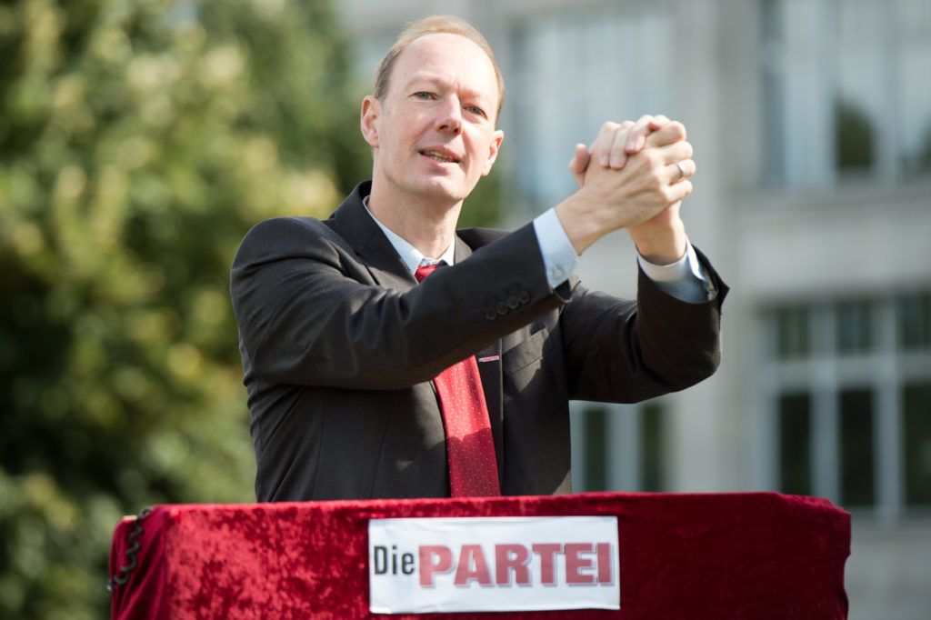 (FILES) A picture taken on September 17, 2013 shows Martin Sonneborn, leader and founder of satirical political party "Die Partei" (The Party) during a poster campaign of the party in Berlin. Sonneborn's party won 0.6 per cent of the German votes in the European Parliament elections on Sunday and receives one of the German seats in the European Parliament. AFP PHOTO / DPA / MAURIZIO GAMBARINI +++ GERMANY OUT (Photo by MAURIZIO GAMBARINI / DPA / AFP)