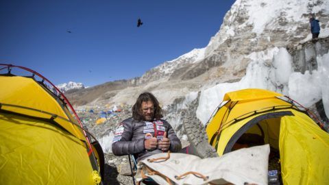 Everest Base Camp, 2017. április 9.
Klein Dávid hegymászó, a Magyar Everest Expedíció 2017 tagja az Everest alaptáborban 2017. április 8-án. Az expedíció célja a Föld legmagasabb csúcsa, a 8848 méter magas Mount Everest (Csomolungma) elérése oxigénpalack nélkül, elsõként a magyar expedíciós hegymászás történetében.
MTI Fotó: Mohai Balázs