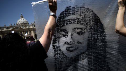 A demonstrator holds a poster of Emanuela Orlandi reading "Missing" during Pope Benedict XVI's Regina Coeli noon prayer in St. Peter's square, at the Vatican on May 27, 2012. Fifteen-year-old Emanuela Orlandi, the daughter of a Vatican messenger who lived with his family in Vatican City, disappeared 25 years ago (June 22, 1983) when she went to a music lesson..   AFP PHOTO/ FILIPPO MONTEFORTE (Photo by FILIPPO MONTEFORTE / AFP)