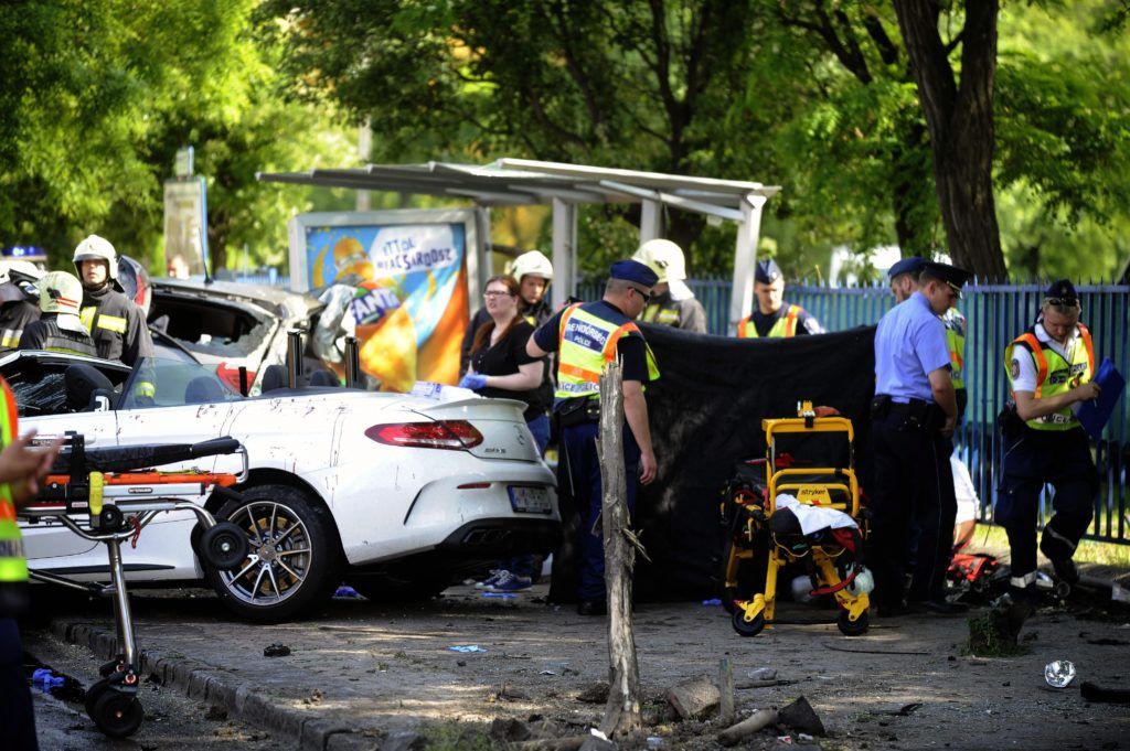 Budapest, 2017. május 15.
Összeroncsolódott személyautók egy buszmegállóban a fõvárosi Dózsa György út és Kassák Lajos utca keresztezõdésében 2017. május 15-én. A két karambolozó autó egyike a buszmegállóba csapódott, egy ember meghalt, kettõ súlyos, életveszélyes sérüléseket szenvedett. A balesetben összesen hatan sérültek meg, az egyik roncsból két embert kellett kivágniuk a tûzoltóknak.
MTI Fotó: Mihádák Zoltán