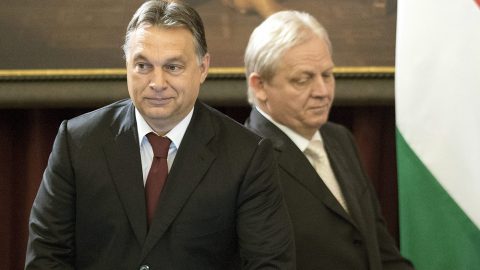Budapest, 2014. november 7.
Orbán Viktor miniszterelnök (b) és Tarlós István fõpolgármester a Fõvárosi Közgyûlés ünnepi alakuló ülésén a Városháza dísztermében 2014. november 7-én. A testület napirendjén szerepel a fõvárosi önkormányzat szervezeti és mûködési szabályzatának módosítása, amelybe több, a választási törvénybõl eredõ módosítást vezetnek át; megváltoztatják a kompenzációs listán bejutott képviselõk javadalmazását és eltörlik a frakciókról szóló pontokat.
MTI Fotó: Máthé Zoltán
