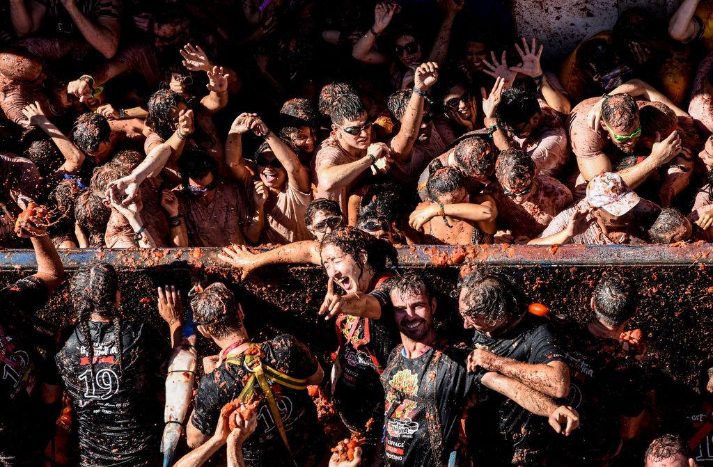 5988954 28.08.2019 People throw tomatoes during the annual "La Tomatina" tomato food fight festival in Bunol, outside Valencia, Spain. Every year on the last Wednesday of August tens of thousands of people throw tomatoes and get involved in a tomato fight as more than one hundred metric tons of over-ripe tomatoes are thrown in the streets of Bunol. Carolina Cabral / Sputnik
