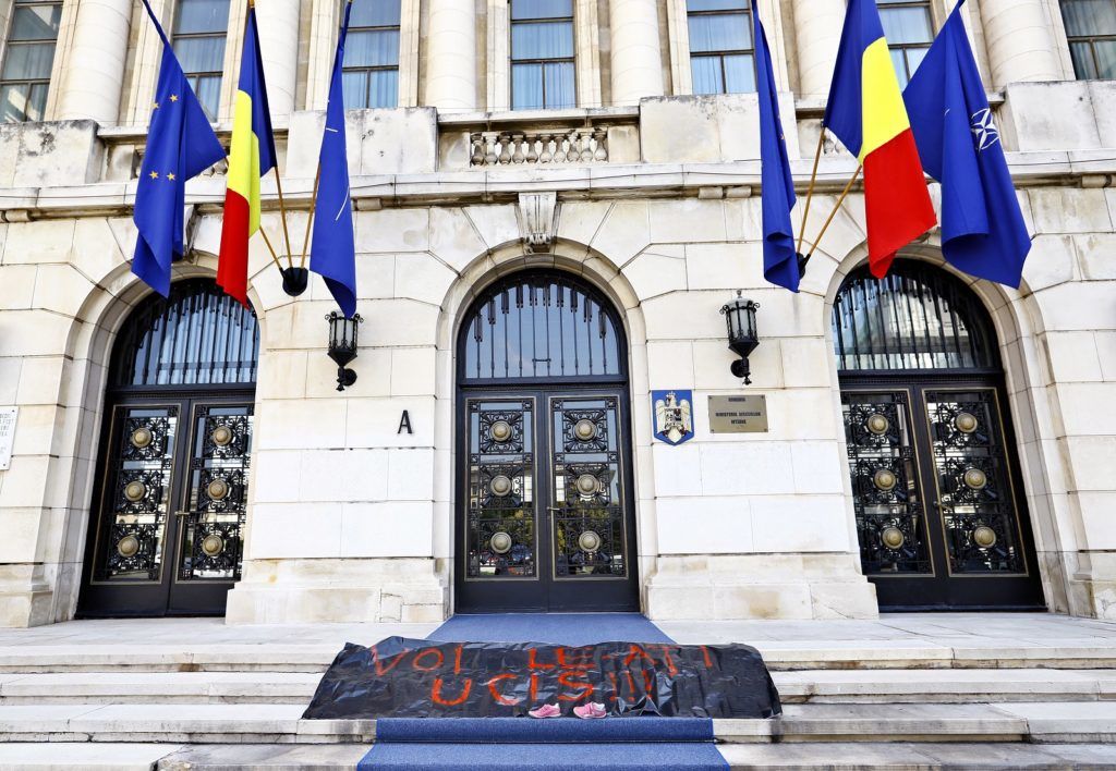 Bukarest, 2019. augusztus 3.
"Ti öltétek meg!" feliratú transzparenssel és egy pár gyerekcipõvel tiltakoznak aktivisták a múlt héten eltûnt, a gyanú szerint megerõszakolt és megölt 15 éves lány miatt a bukaresti belügyminisztérium elõtt 2019. augusztus 3-án.
MTI/EPA/Robert Ghement